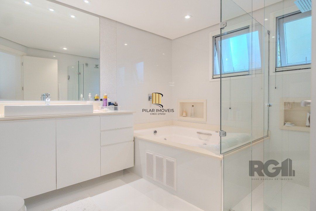 Casa semimobiliada e possui 3 suítes (sendo 1 delas master com closet e hidro)