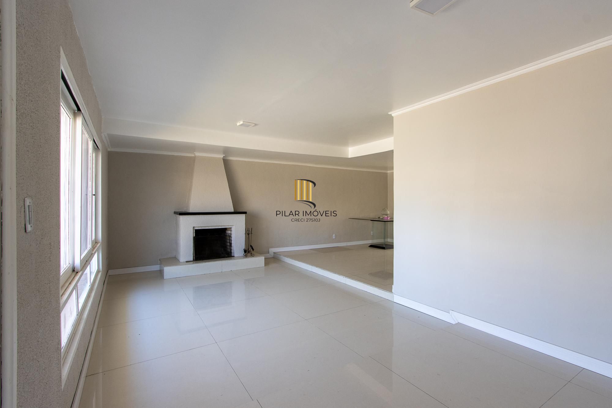 Casa de alvenaria, com 3 quartos, 1 suíte e 3 vagas de garagem.