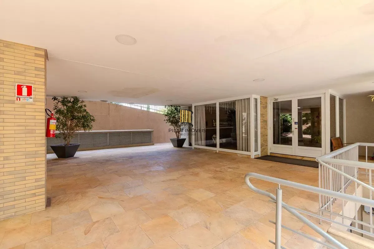 Apartamento com 3 dormitórios, 2 vagas e 231.61m² - Bairro Menino Deus