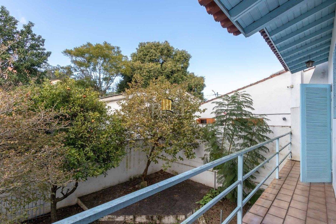 Casa com piscina em localização nobre no bairro Tristeza com vista para Rio Guaíba.