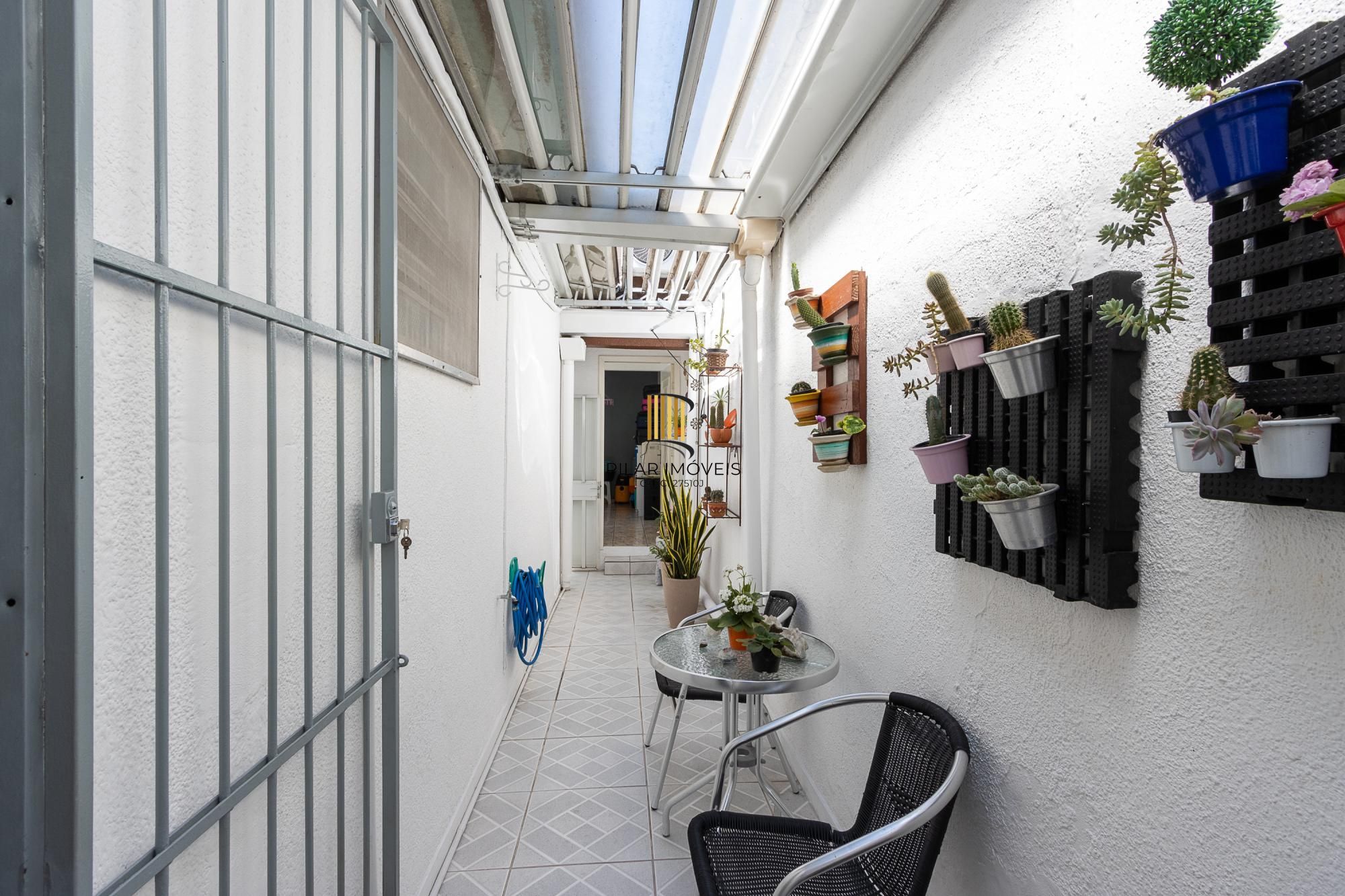 Casa de alvenaria, 4 dormitórios, 2 suítes, bairro Cristal.