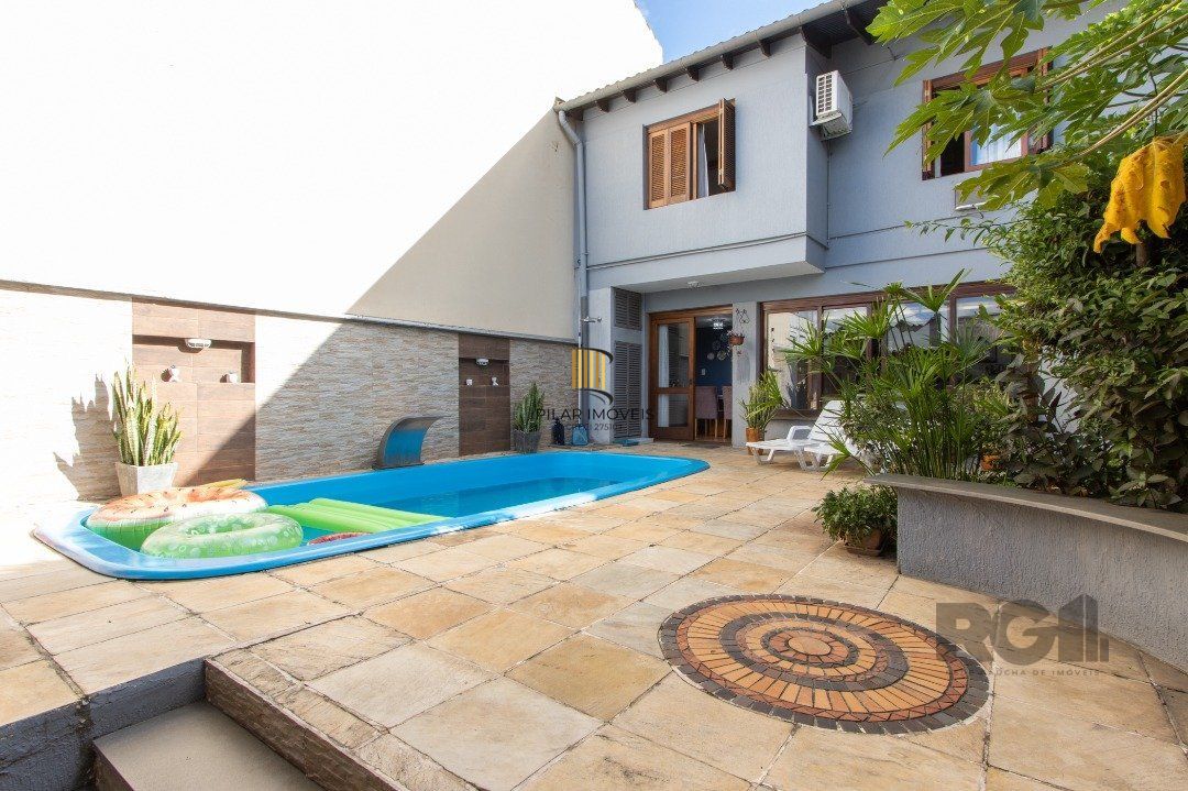 Casa 3 dormitórios no bairro Medianeira