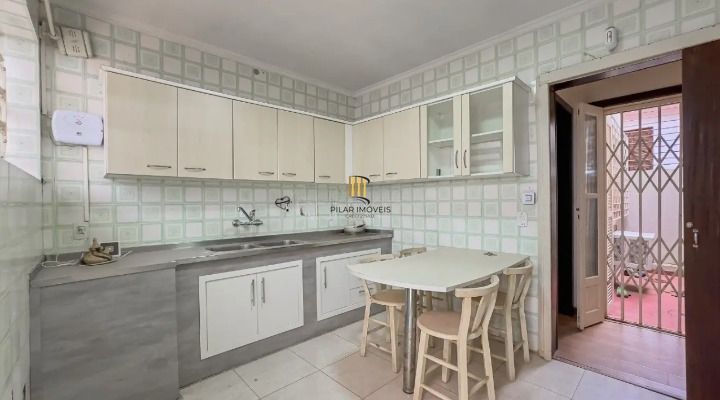 Casa de 3 dormitórios, 1 suíte e 3 vagas de garagem, bairro Ipanema.