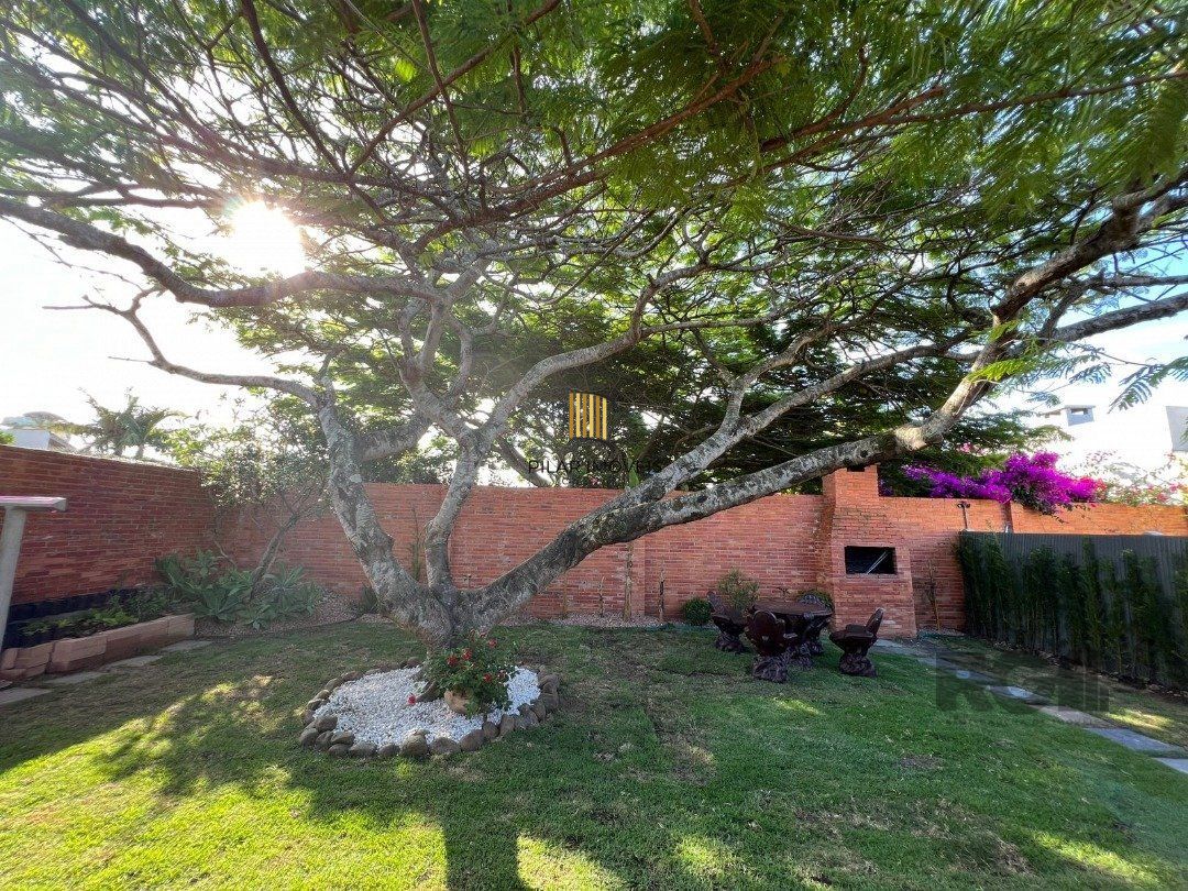 Casa avulsa em Atlântida,  totalmente reformada, com 5 dormitórios , duas suítes, pátio arborizado com piscina e churrasqueira.