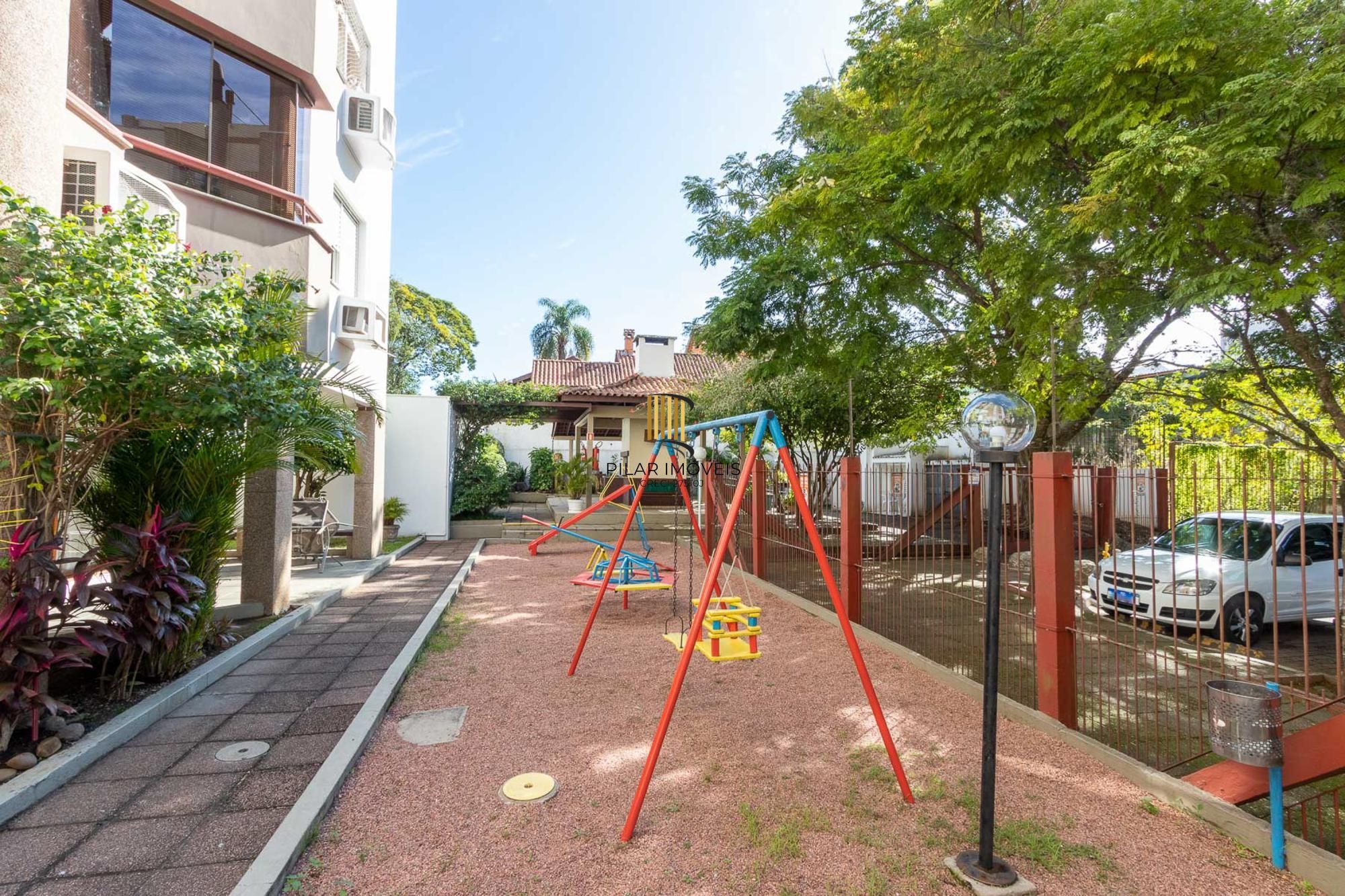 Cobertura com 137m², no Bairro Cristal, de 2 dormitórios, sento uma suíte, ampla sacada, churrasqueira, vista panorâmica, vaga coberta.