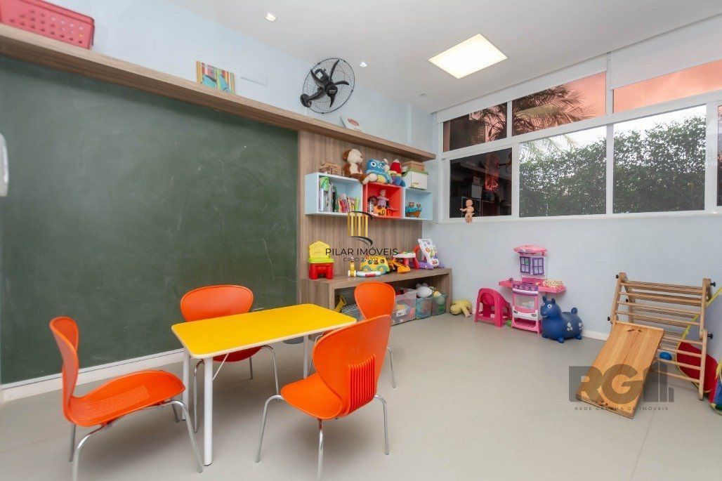 Apartamento andar alto que possui 2 dormitórios, sendo 1 súite, living para 2 ambientes, cozinha mobiliada, banheiro auxiliar
