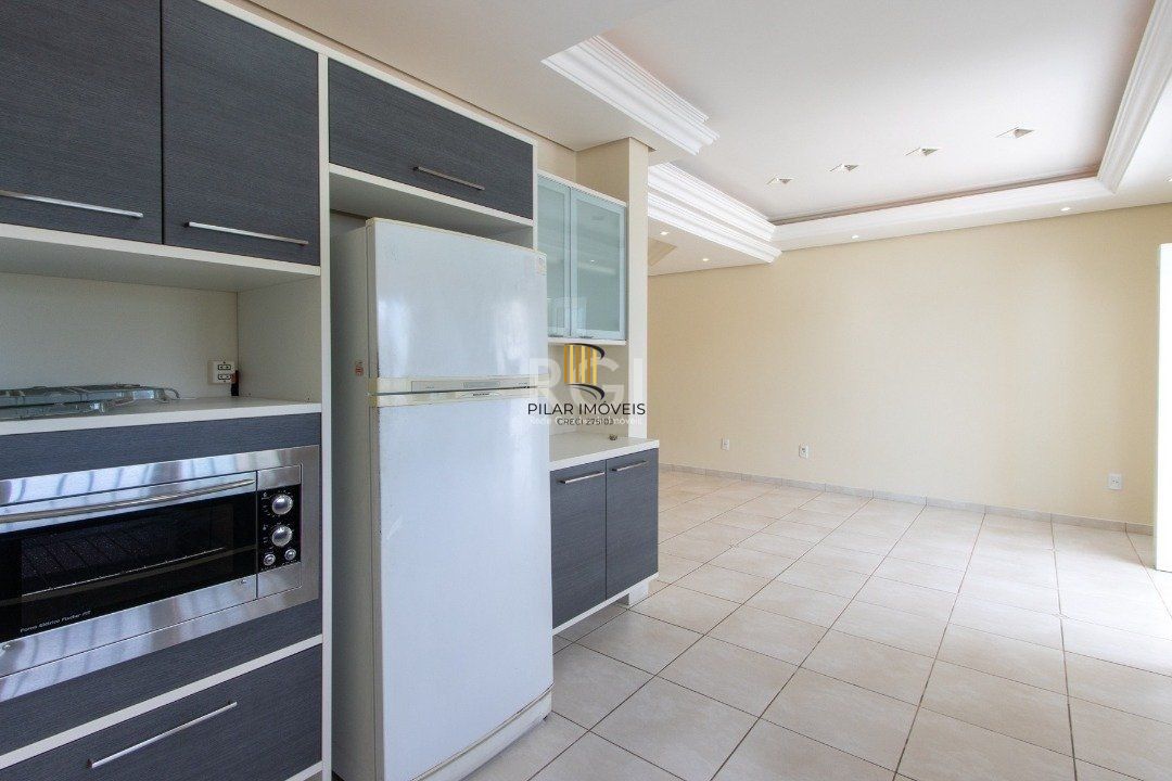 Uma suíte, estar íntimo, living 2 ambientes, lareira, lavabo, cozinha mobiliada,