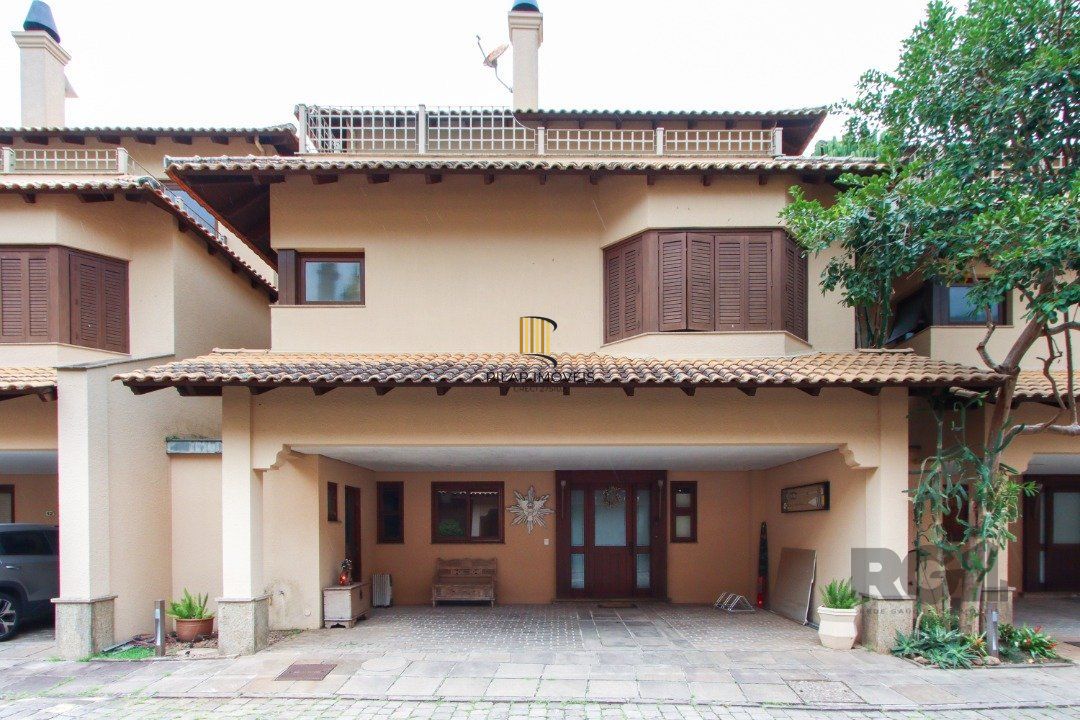 Casa com 327m² de área privativa, oferecendo 3 dormitórios, sendo 3 suítes