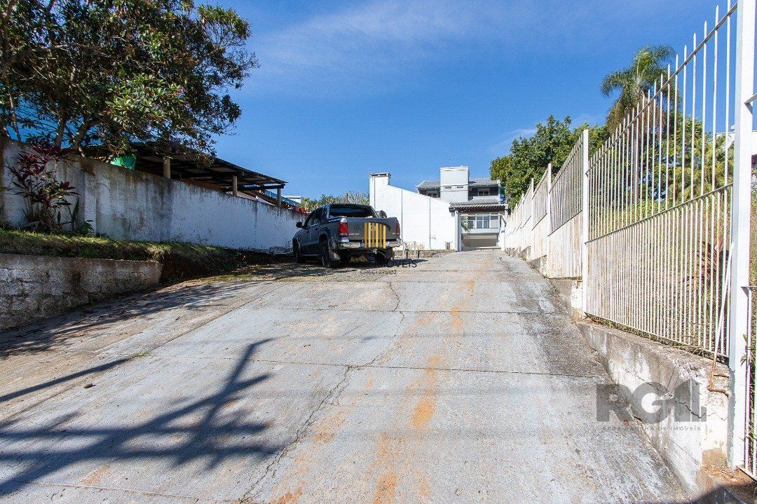 Casa 4 dormitórios no bairro Nonoai