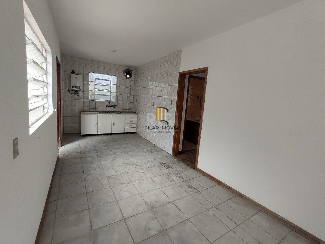 Casa à venda com 3 quartos, 1 vaga e pátio - Bairro Medianeira