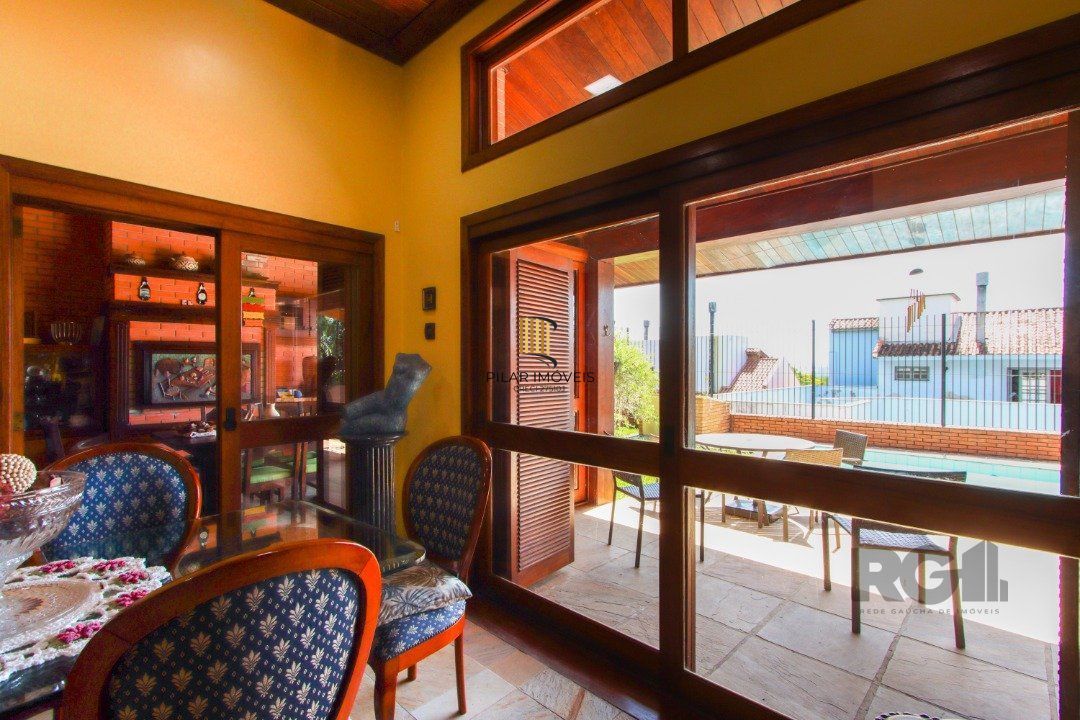 Casa com 4 dormitórios, sendo 1 suíte, com 2 vagas cobertas, no bairro Nonoai, Porto Alegre, RS