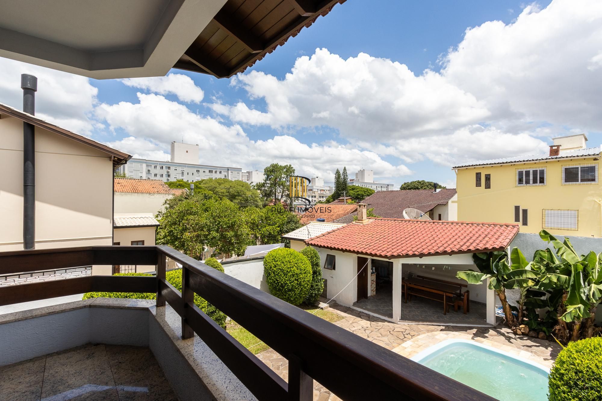 Sobrado, 3 quartos, 2 vagas, pátio com piscina - Bairro Nonoai