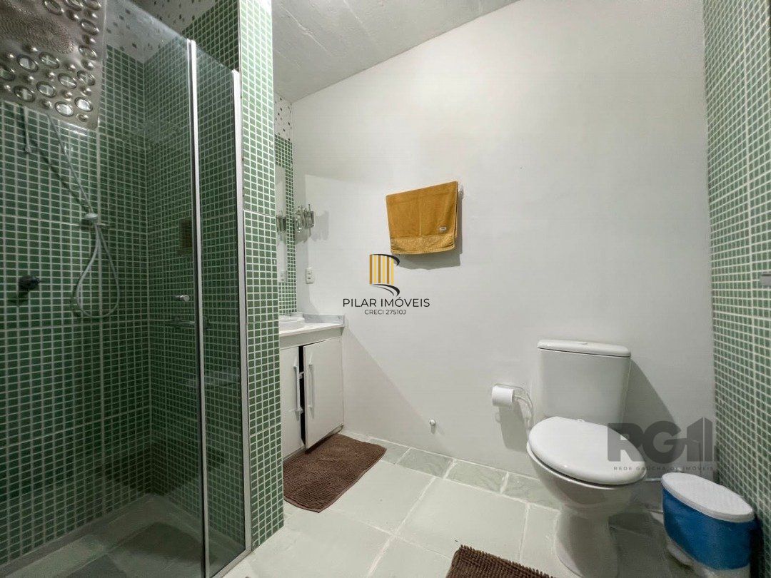 Casa avulsa em Atlântida,  totalmente reformada, com 5 dormitórios , duas suítes, pátio arborizado com piscina e churrasqueira.