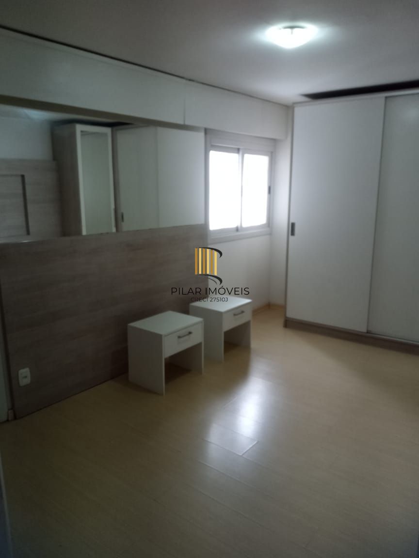 **Prédio Comercial Desocupado à Venda na Azenha, Porto Alegre, RS**