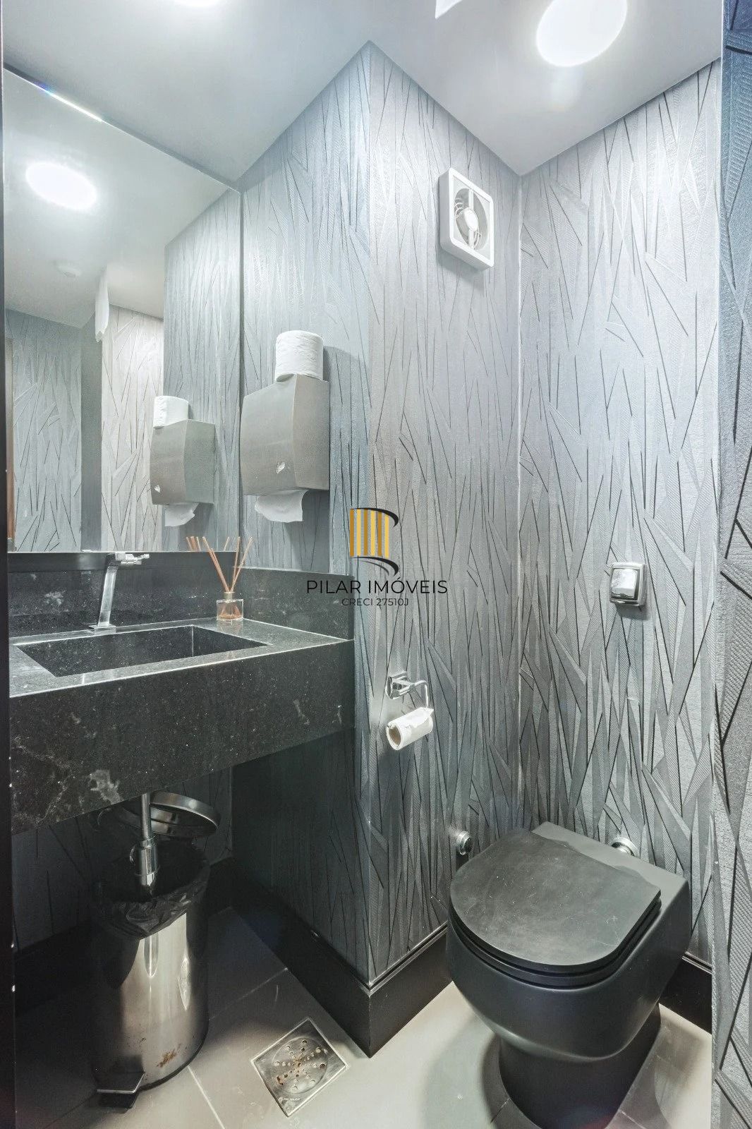 Sala/Conjunto Comercial com 4 vagas e 218m²