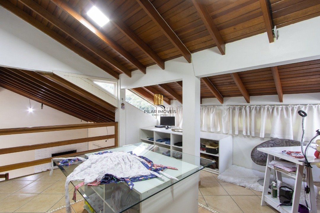 Casa 4 dormitórios no bairro Hípica