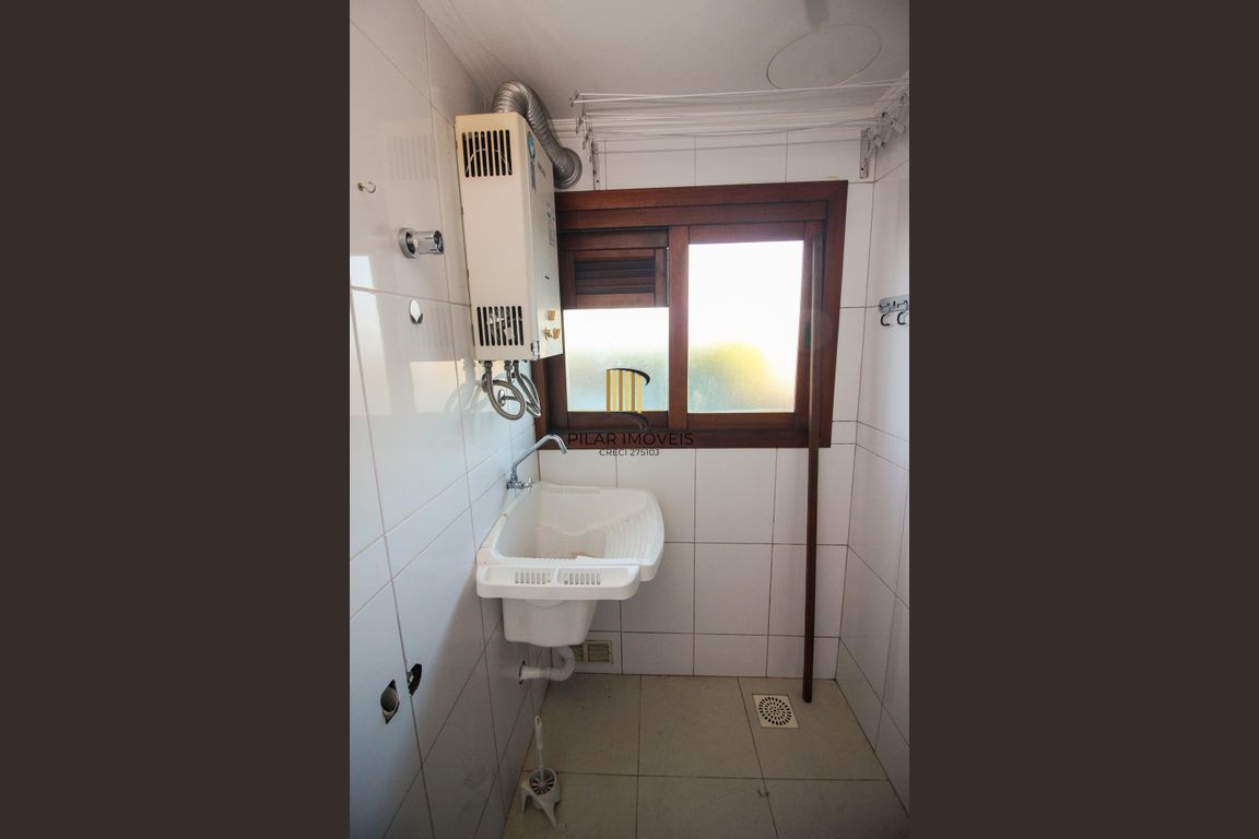 Apartamento de 2 dormitórios, 1 suíte, closet e 2 vagas de garagem .