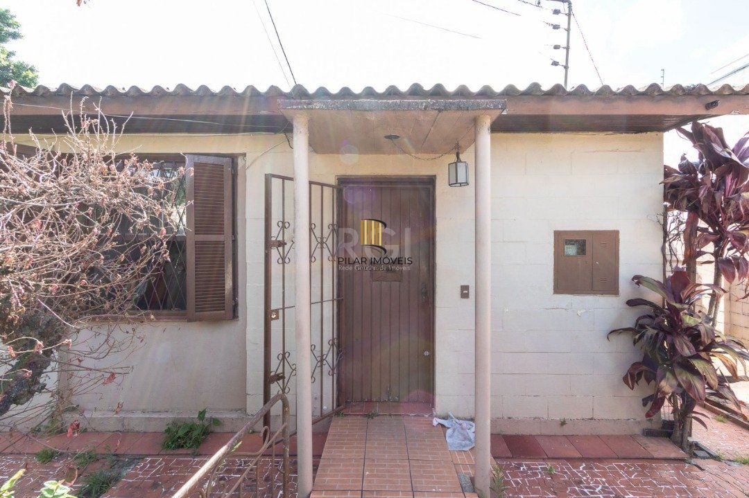 Casa térrea no Residencial Butui, possui 3 dormitórios, living espaçoso, cozinha funcional, banheiro social, área de serviço independente e pátio privativo