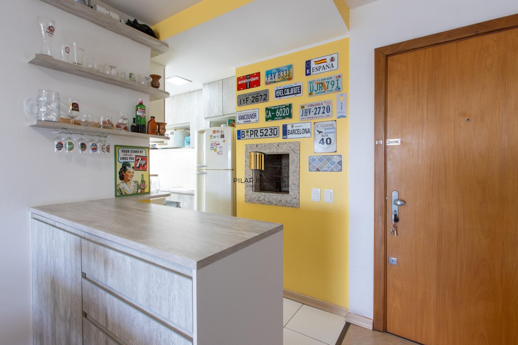 Apartamento de 2 dormitórios, na zona sul de Porto Alegre, semi-mobiliado, churrasqueira e box escriturado.