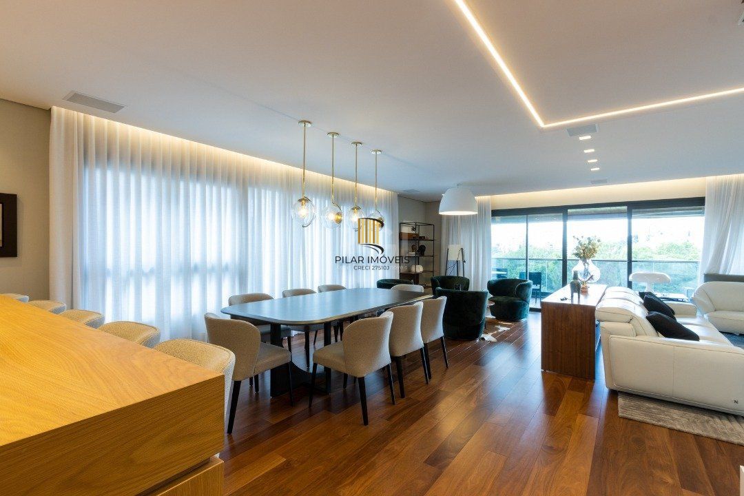 Apartamento mobiliado, com cerca de 256,42m² privativos e com 3 suítes,