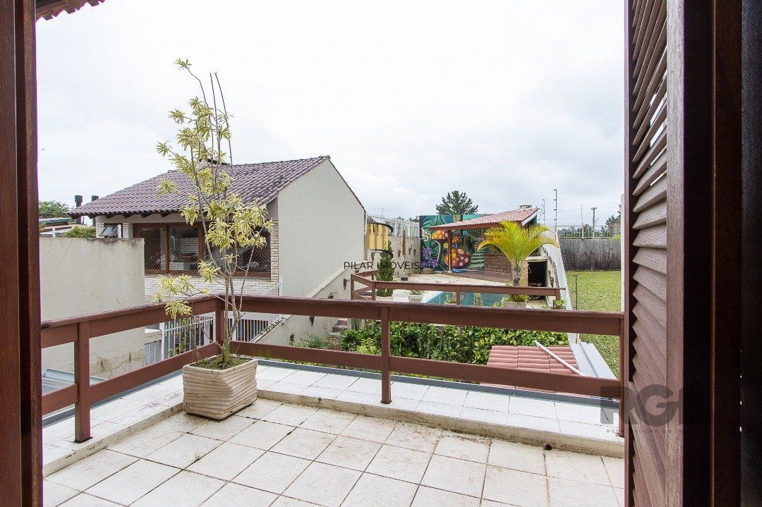 Casa de alvenaria, 3 dormitórios, 1 suíte e pátio com piscina, bairro Espírito Santo.
