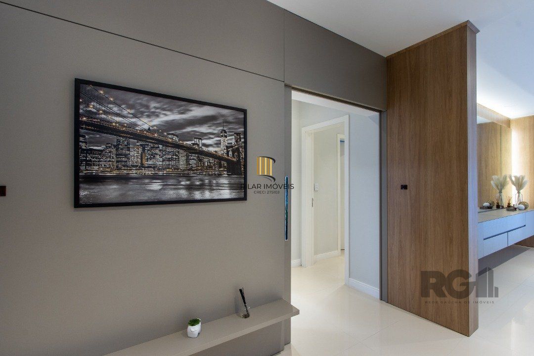 casa com  3 suítes no piso superior, mais 1 suíte no primeiro pavimento.