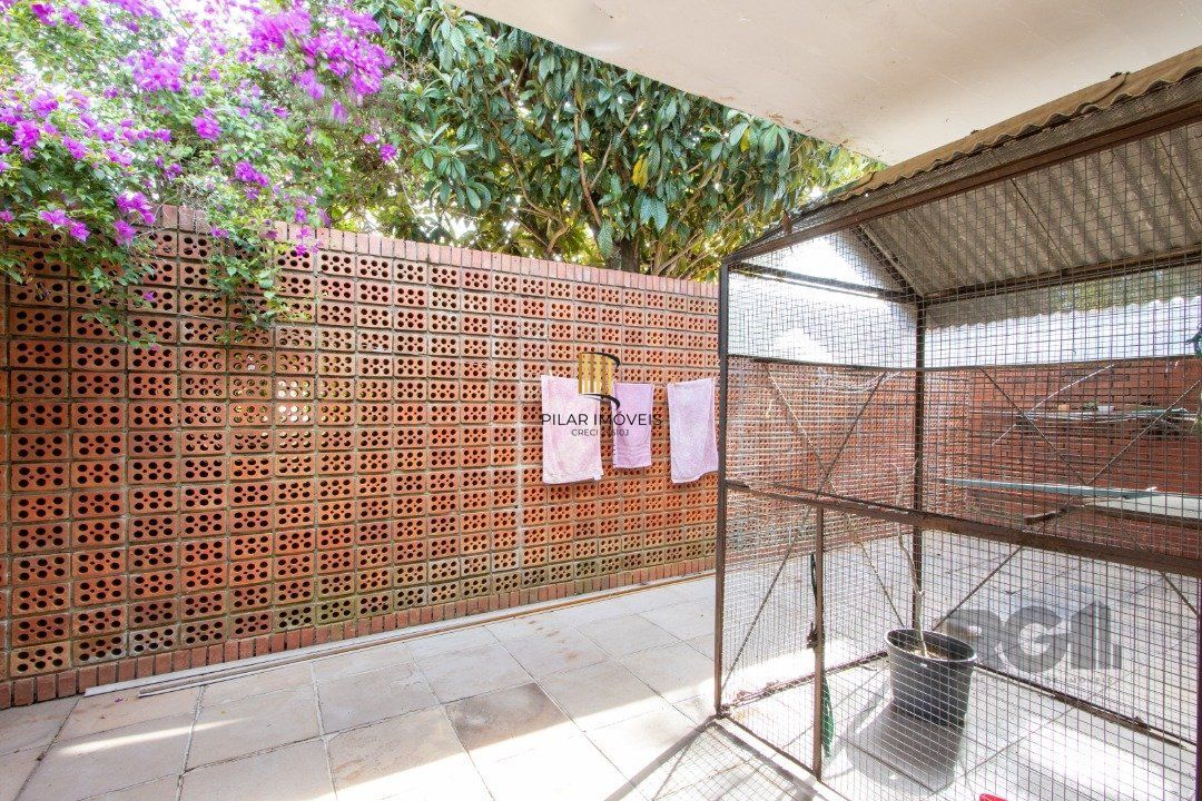 Casa com 724 m² privativos, 4 dormitórios sendo 4 suítes, 6 vagas sendo 3 cobertas