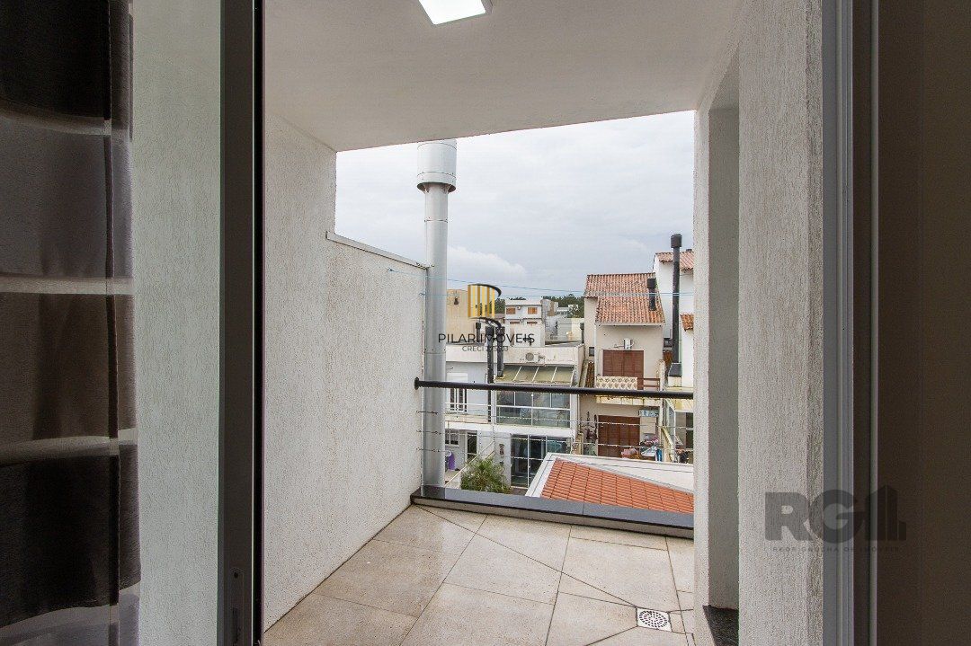 casa possui 3 suítes, 2 com closet