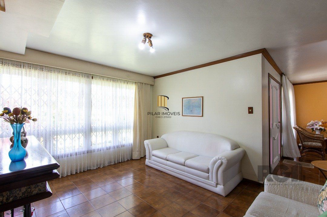 Casa com 4 quartos, suíte, churrasqueira, lareira, garagem coberta e lindo jardim.