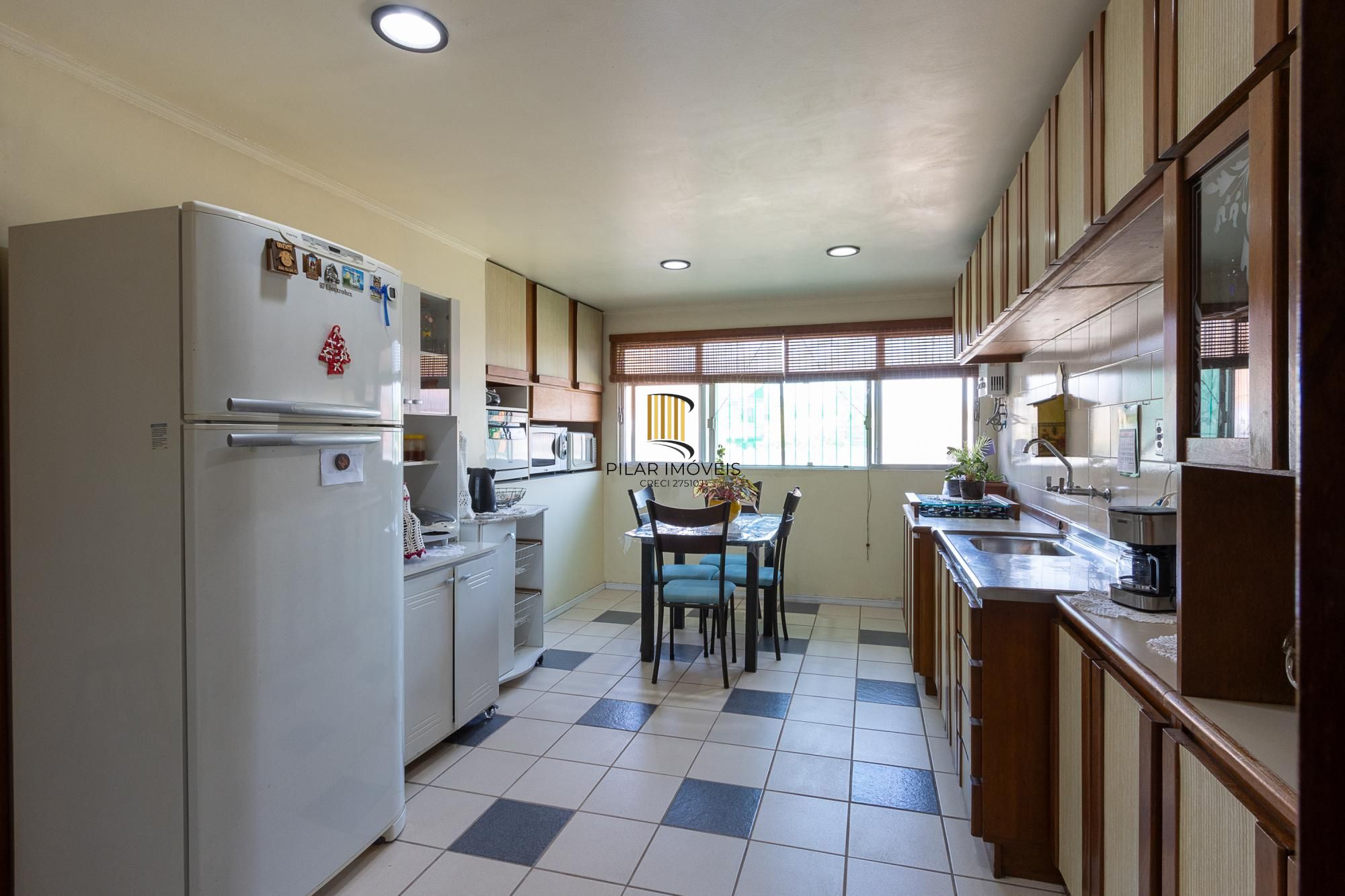 Casa com 3 quartos (1 suite), 4 vagas - Vila Nova