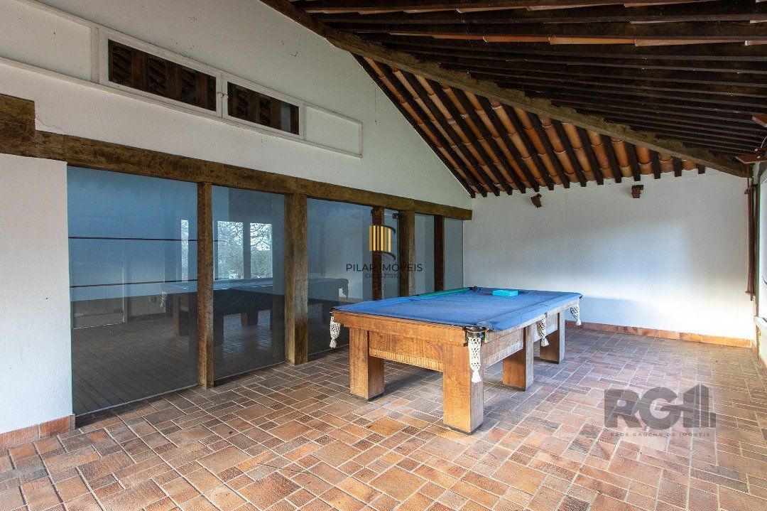 Casa Condomínio a Venda - 880m², 5 dormitórios, sendo 2 suítes, a master com lareira, 4 vagas - Cavalhada