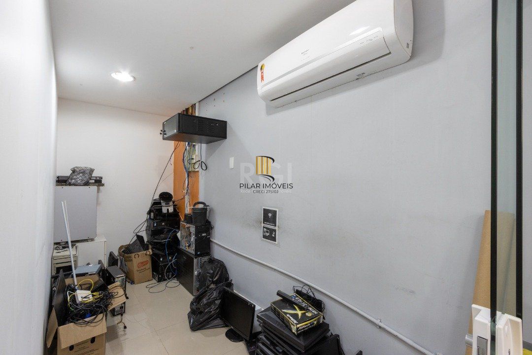 Sala em andar inteiro com 141,77 m2 privativos