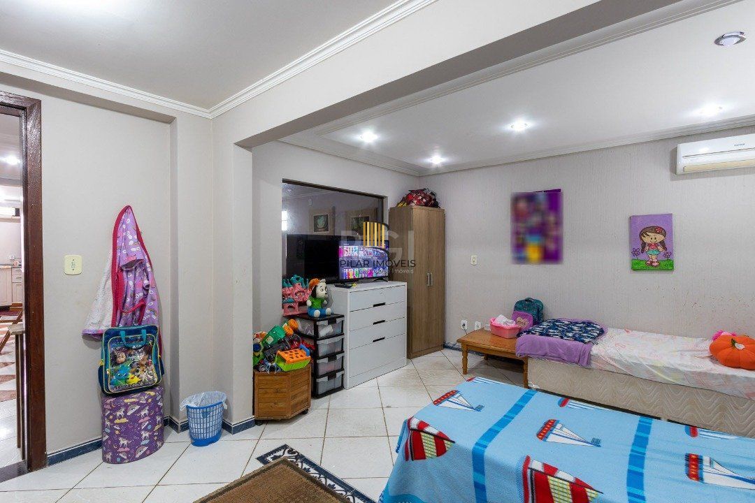 Sobrado para Venda - 300m², 3 dormitórios, sendo 1 suites, 3 vagas - Cavalhada