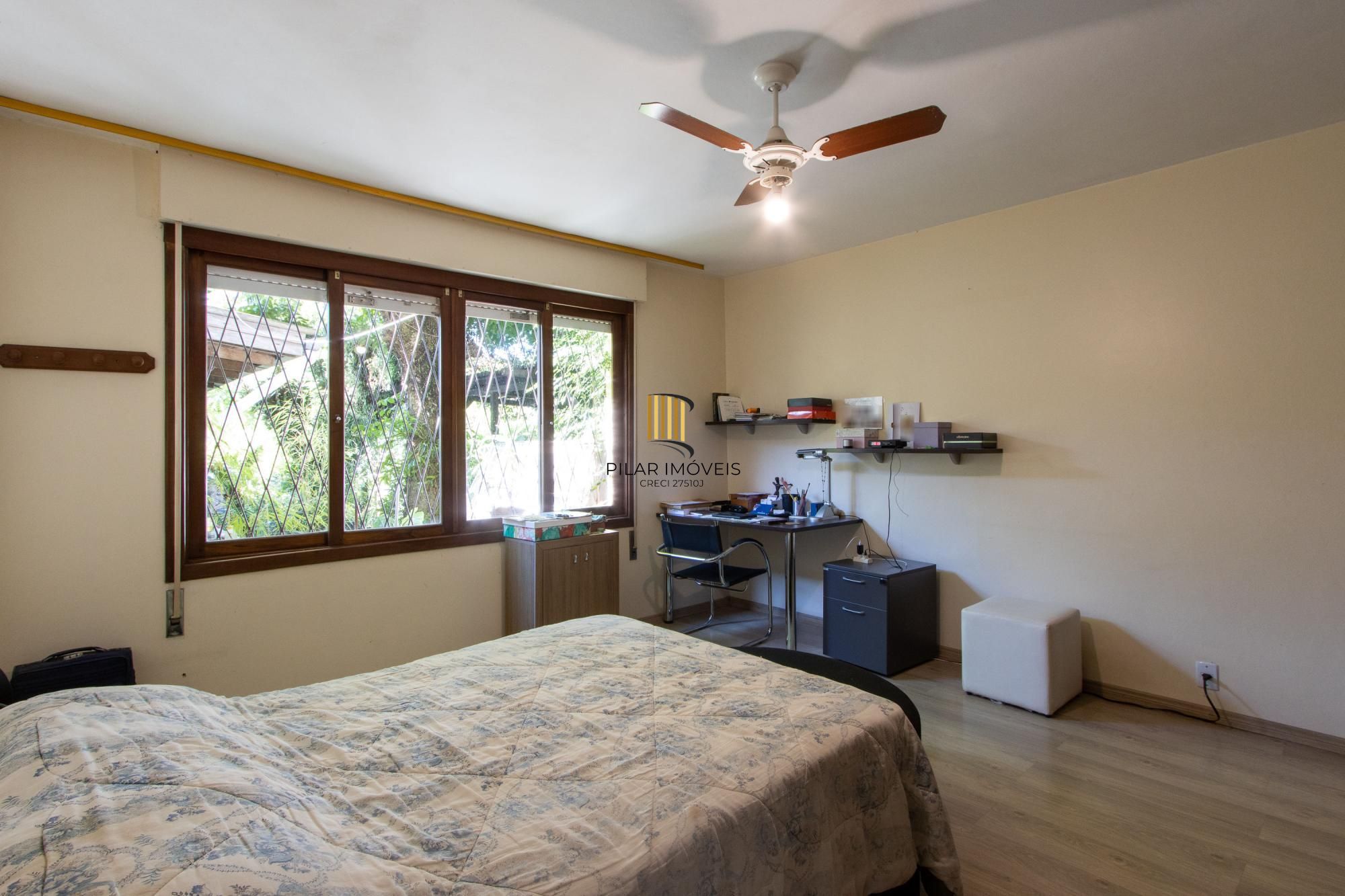 Casa de Alvenaria, possui 3 dormitórios, uma suíte, hall de entrada, lavabo,  living com lareira, cozinha ampla com armários, área gourmet com churrasqueira, corredor, pátio e 4 vagas de garagem, uma construção em anexo que possui hall de entrada, lavabo, living, cozinha, escritório, banheiro social