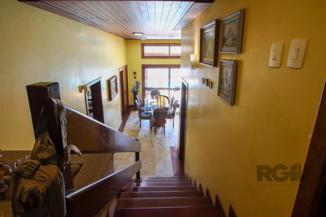 Casa com 4 dormitórios, sendo 1 suíte, com 2 vagas cobertas, no bairro Nonoai, Porto Alegre, RS