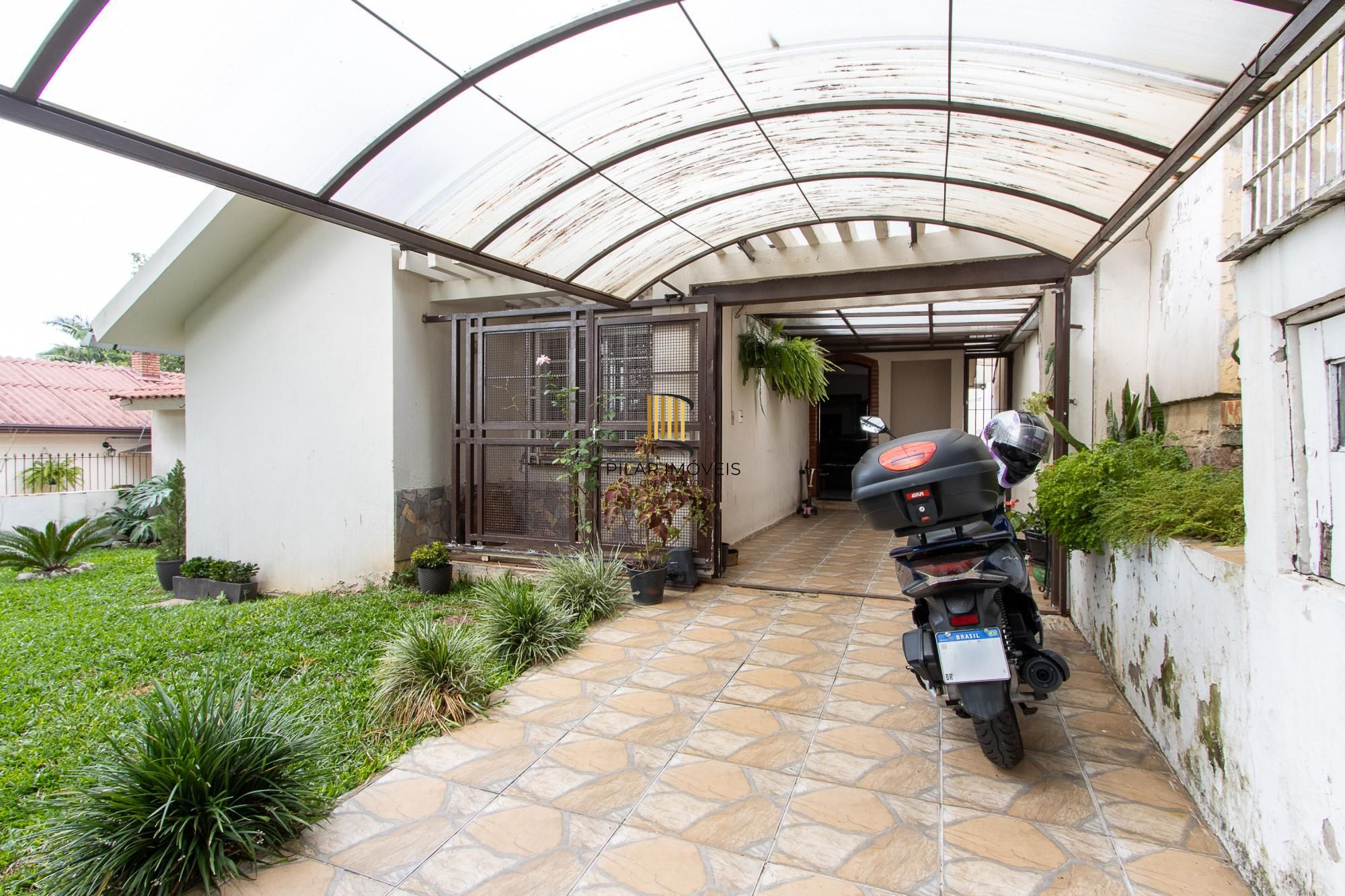 Casa de 4 dormitórios, 2 suítes, piscina, pátio e 2 vagas de garagem.