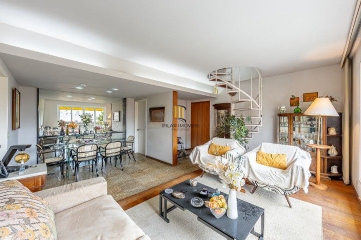 Cobertura no Bairro Auxiliadora, 3 dormitórios, 1 suíte, churrasqueira e vaga coberta.