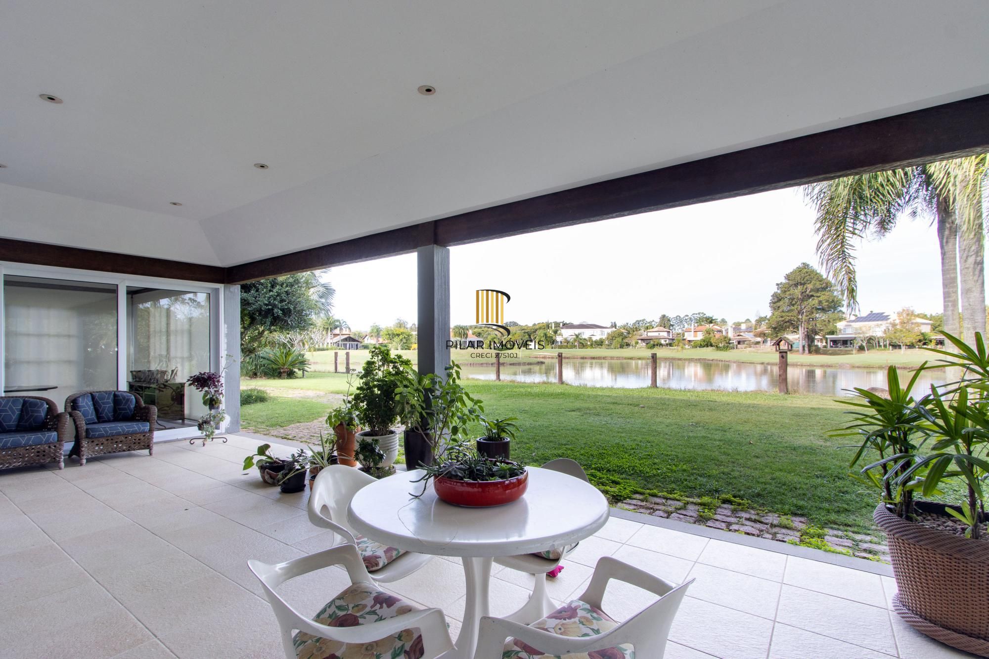 Casa térrea/2.371m2 de terreno no Condomínio Terra Ville, com fundo para o lago.