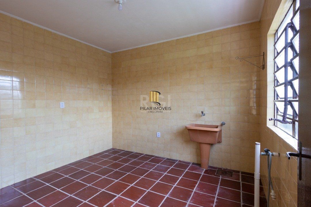 Casa para Venda - 454.7m², 5 dormitórios, sendo 1 suites, 8 vagas - Teresópolis