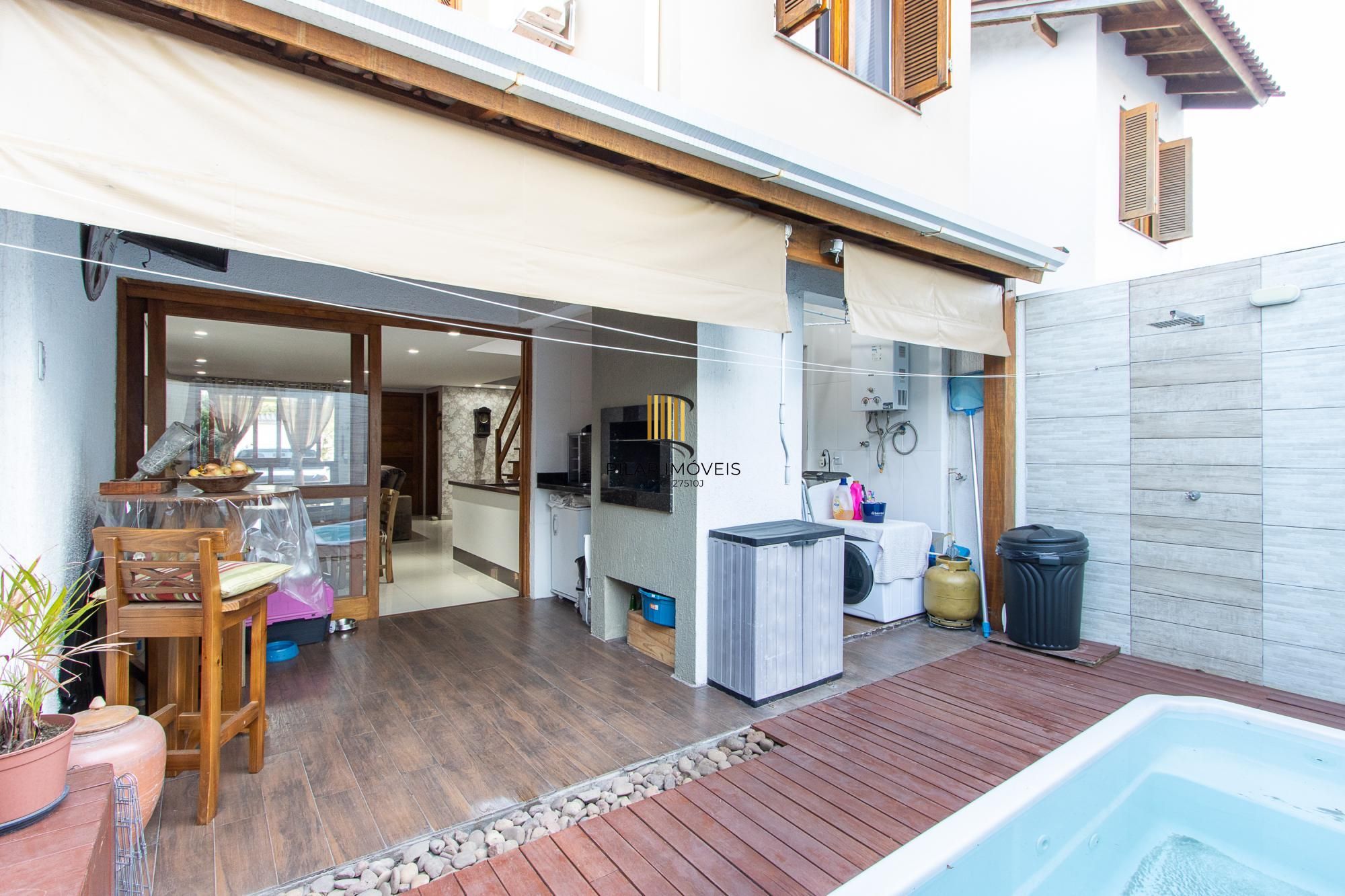 Casa de condomínio, 3 quartos, 1 suíte, piscina e 2 vagas de garagem;