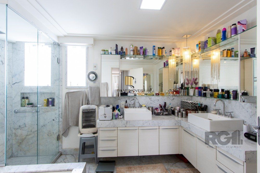 Casa em condominio . com 6 suites, sendo 3 suítes master com closet e hidro.