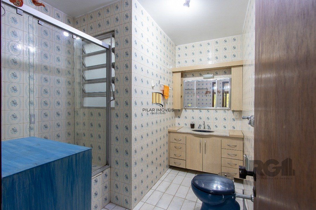 Casa 4 dormitórios no bairro Azenha