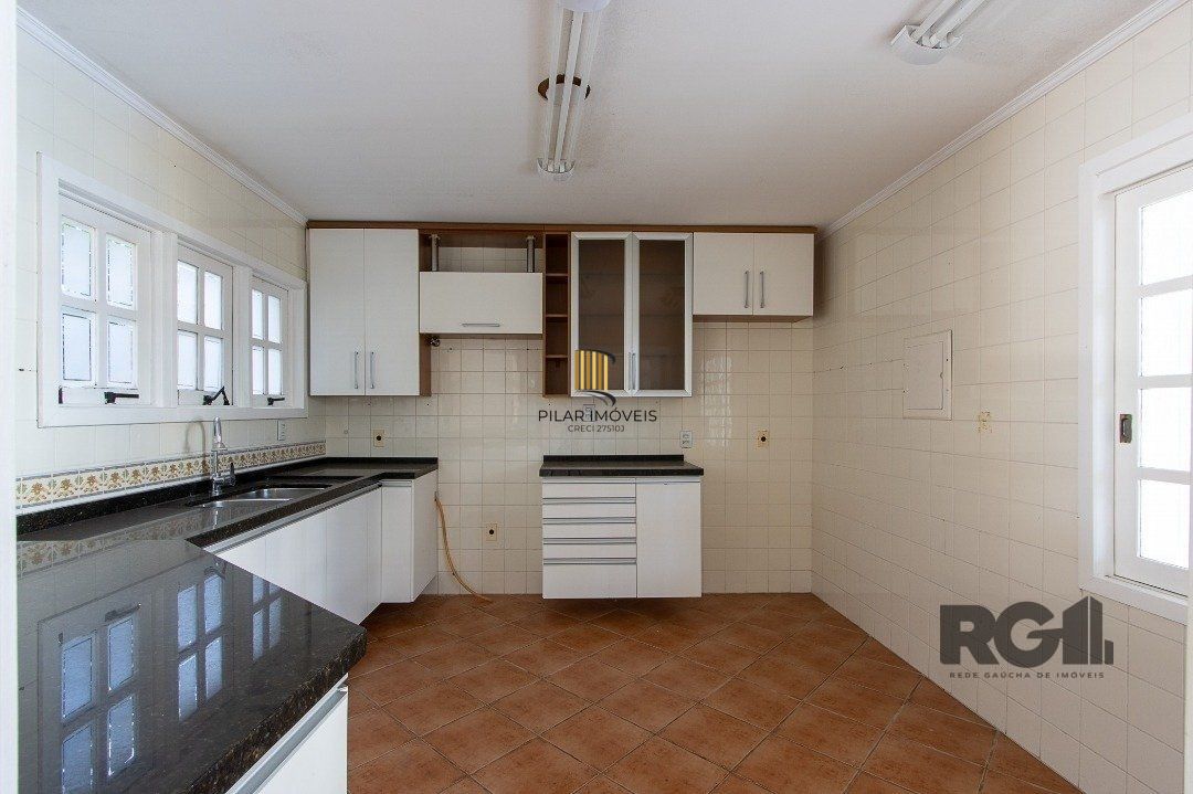 BELO SOBRADO, 3 QUARTOS, 1 SUITE, PISCINA, 320m² PRIVATIVOS - TRISTEZA