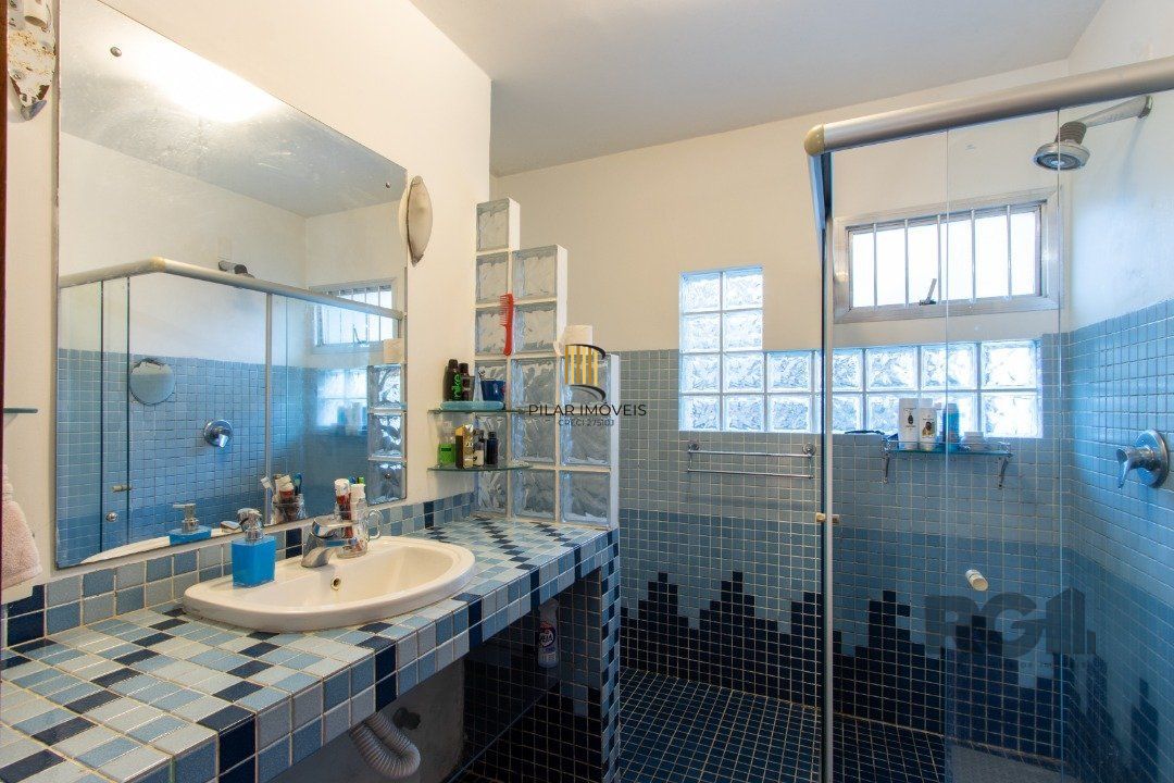Casa em condomínio que possui  3 dormitórios, sendo 1suíte, lavabo, escritório, possibilidade de um 4 dormitório,