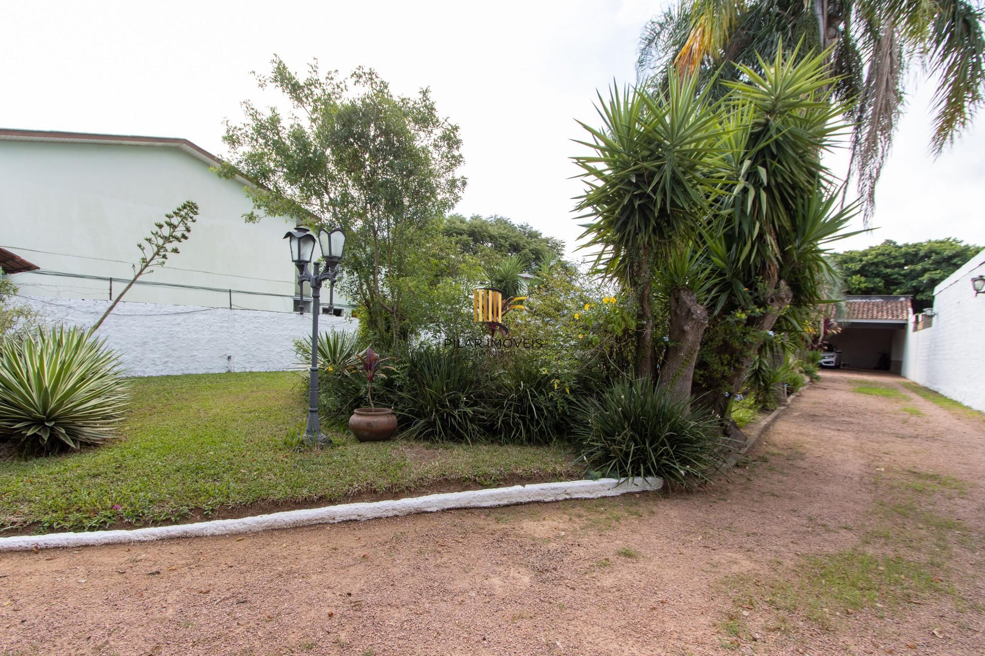Casa em Vila Nova, Porto Alegre! Com 160m² de área privativa e um total de 899m²