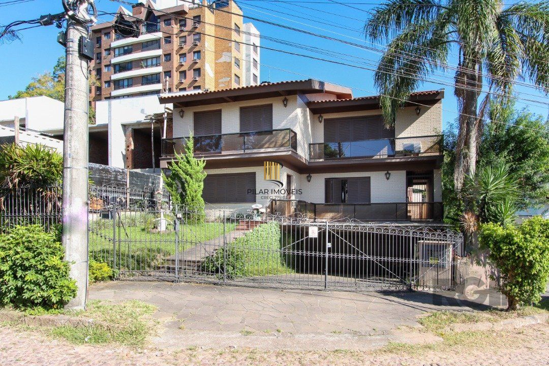 Casa a venda com 03 dormitórios, living 03 ambientes com vista para o Rio.