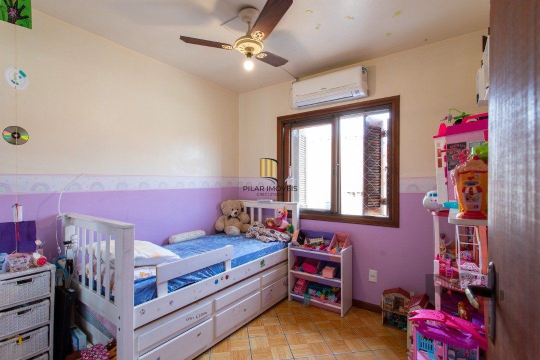 A casa possui 78m² de área construída, com um adicional de 20m²