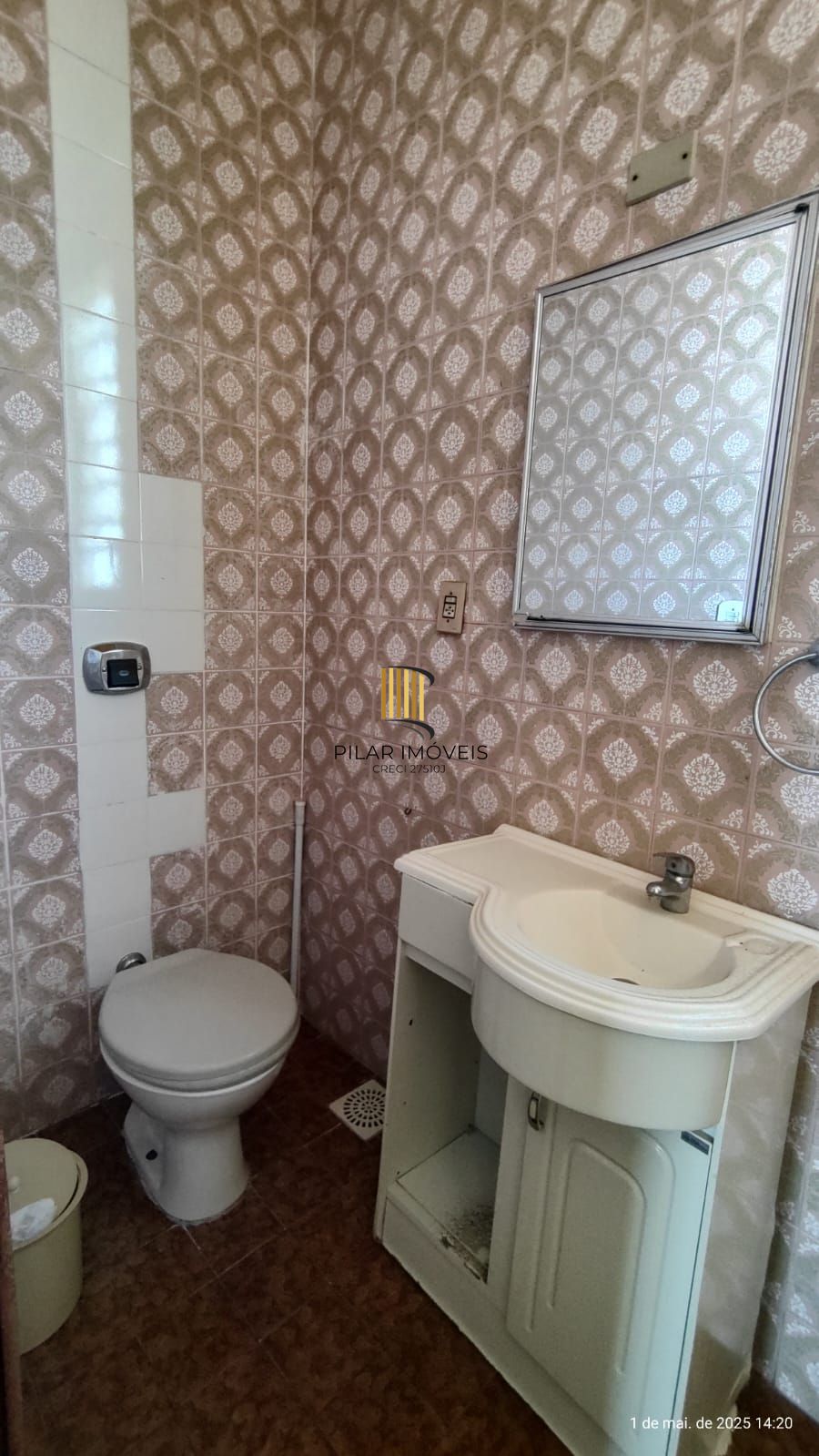 Apartamento de 4 dormitórios, 2 suítes, living amplo e arejado com sacada.