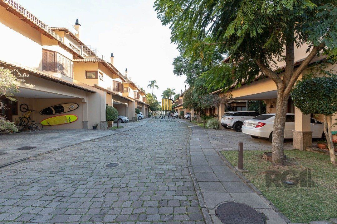 Casa com 327m² de área privativa, oferecendo 3 dormitórios, sendo 3 suítes