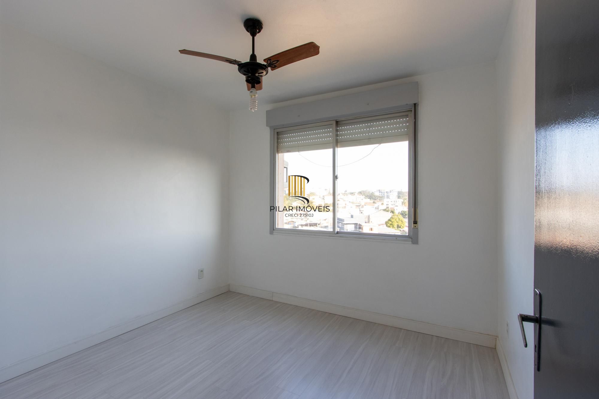 Apartamento semimobiliado à venda no bairro Cristal, 2 dormitórios, 2 banheiros, 1 vaga coberta e vista livre para o Guaíba